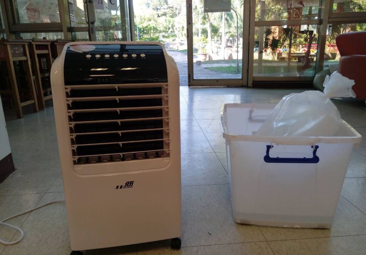 ▲蘆竹老人長照中心冷氣故障近兩年，夏天室內悶熱難當，業者只好拿電風扇吹冰塊來降溫。（圖／陳學聖服務處提供, 2018.09.26）