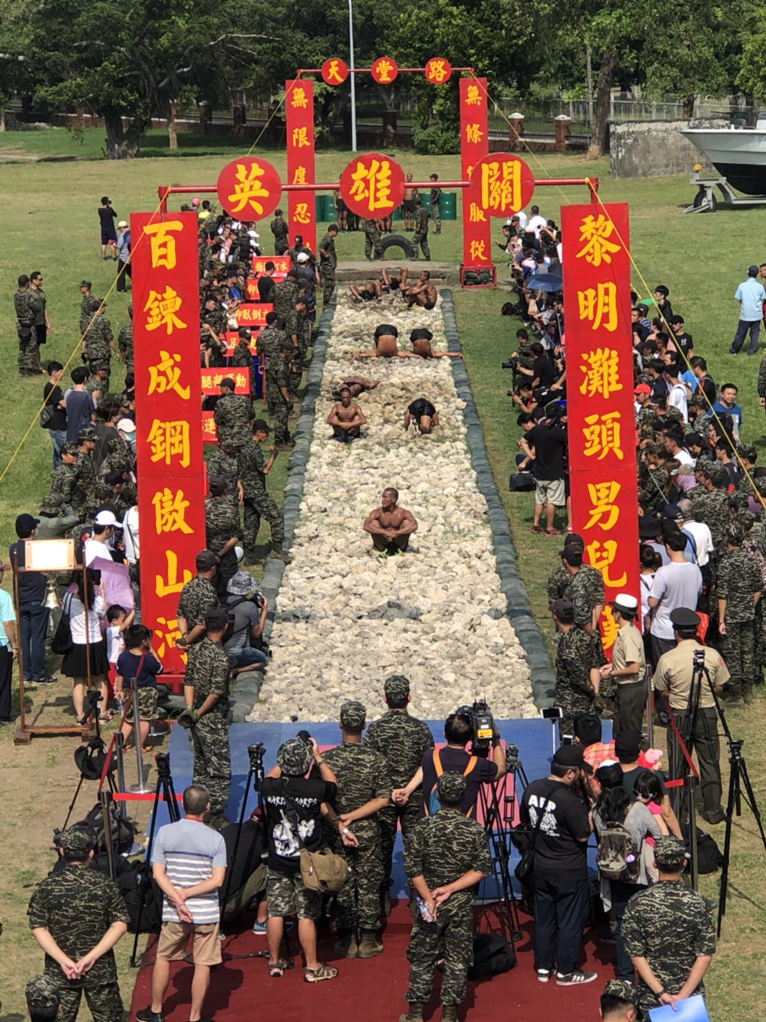 ▲海軍陸戰隊兩棲偵搜大隊26日舉辦兩棲偵搜專長班綜合考驗週驗收，蛙兵必須滾、爬、翻、匍匐前進滿是尖銳珊瑚礁岩石塊的「天堂路」，過關後才能成為合格蛙人。（圖/記者郭凱杰翻攝，2018.09.26）