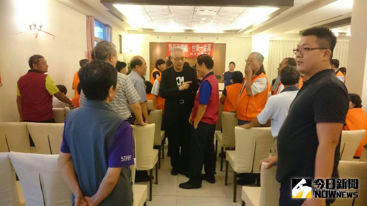 ▲國民黨主席吳敦義連續２天在台東全力輔選黨提名參選人饒慶鈴，他坦言不擔心鄺麗貞參選，對選情相當樂觀。（圖／饒慶鈴服務處提供）