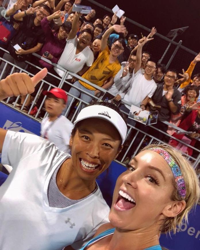 ▲我國網球女將謝淑薇(左)和美國Bethanie Mattek-Sands於中國武漢女網合拍。（圖／取自Bethanie Mattek-Sands臉書）