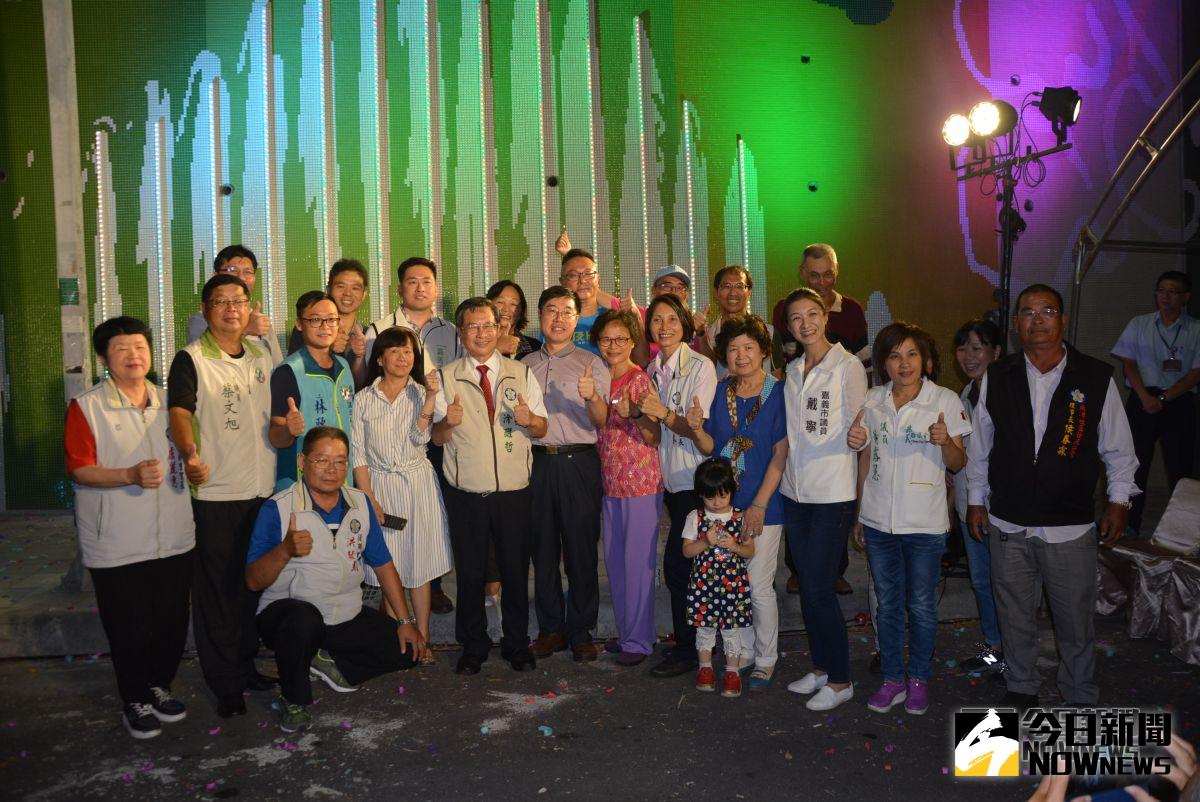 ▲來賓們在水舞般的光牆前一起合影。（圖／記者郭政隆攝影2018.09.26）