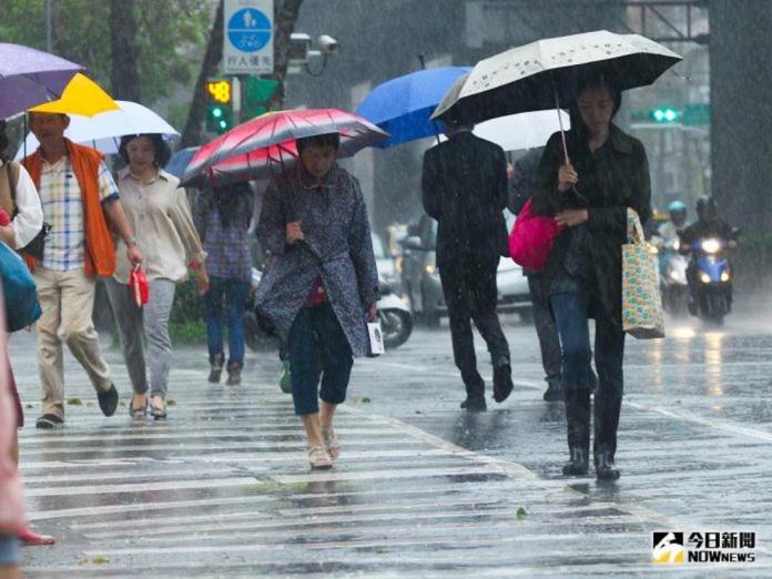 ▲受華南雲雨區和鋒面、西南風接力影響，未來10天的降雨訊號都較強烈，尤其端午連假西南風旺盛，各地天氣極度不穩定。（圖／NOWnews 資料照）