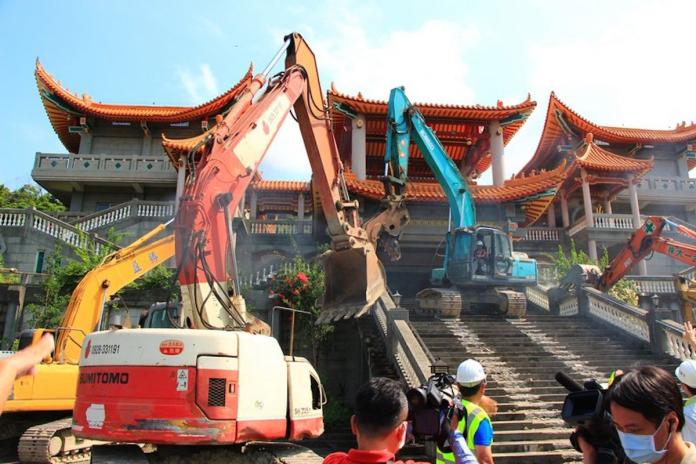 彰化縣政府昨（26）日展開拆除「碧雲禪寺」作業，準備 24 小時不停工，希望在一周之內完成。（圖／中央社）