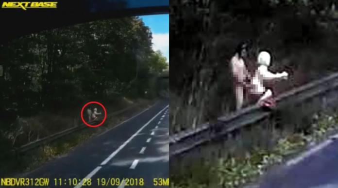 ▲英國貨車司機的行車記錄器拍下裸男和充氣娃娃在路邊做出不雅動作。（圖／翻攝太陽報 , 2018.09.27）