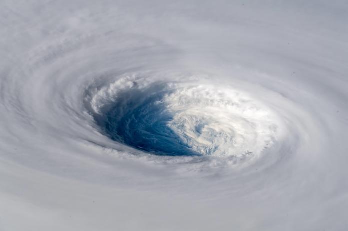 ▲德國太空人分享潭美颱風的照片，巨大颱風眼十分驚人。（圖／翻攝推特 , 2018.09.27）