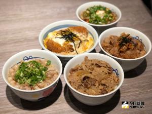 ▲引進日本人氣商品，包含招牌的牛肉飯、泡菜蜜汁牛燒蓋飯等 6 款丼飯。（圖／記者陳致宇攝, 2018.09.27）