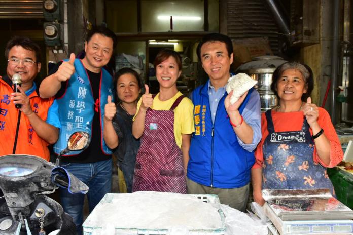 ▲周錫瑋今天到龜山陪同陳學聖掃街拜票，民眾和市場內的攤商都爭相和他們拍照。（圖／陳學聖服務處提供, 2018.09.27）