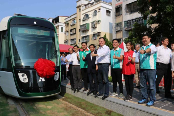 輕軌二階首輛列車上線測試　許立明：明年通車至C17站
