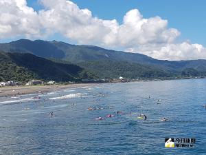 頭城外澳海邊 ▲頭城外澳海邊常有遊客衝浪,東北角風管處基於安全考量,在潭美颱風外圍環流影響台灣之際,從25日至30日關閉水域。(圖/記者李清貴攝 , 2018.09.27)