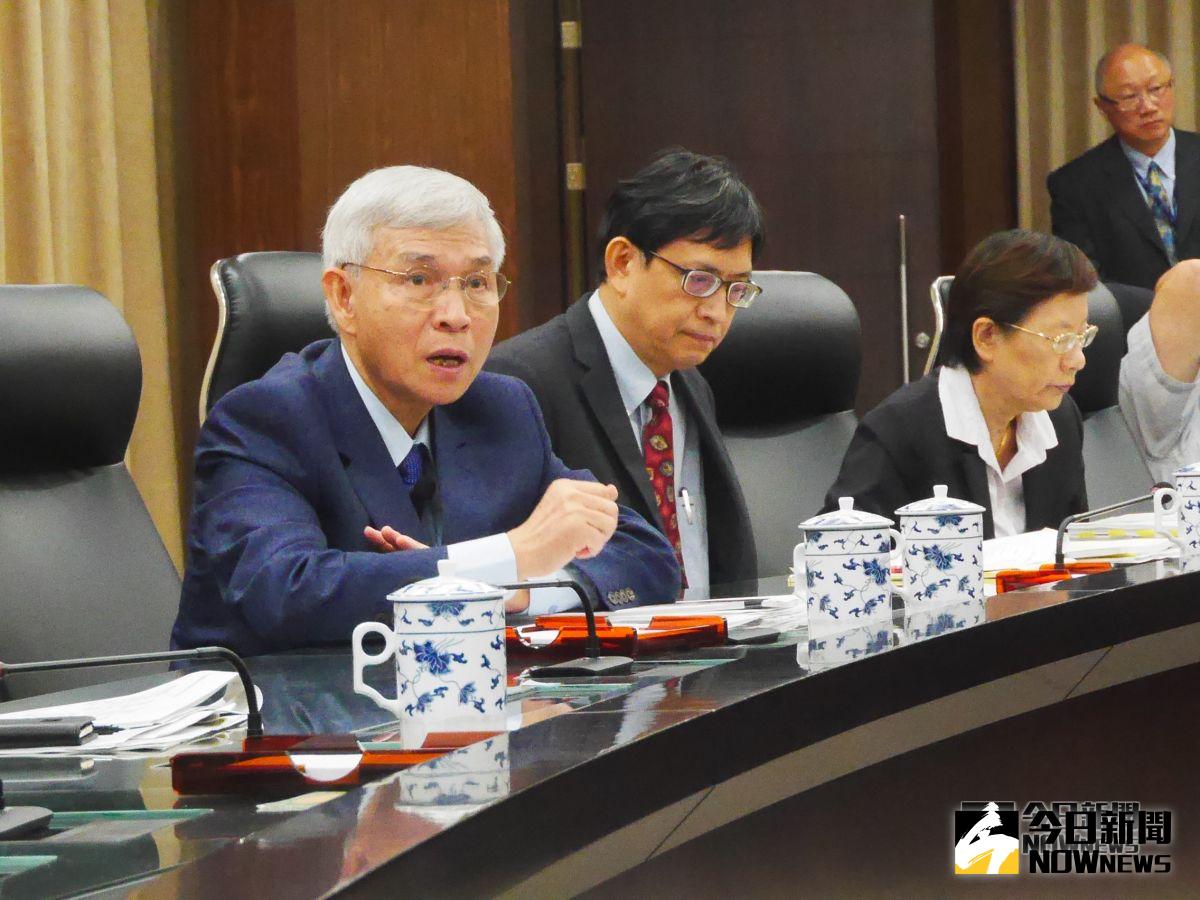 ▲中央銀行（央行）日前罕見邀請房貸銀行「喝咖啡」談房市。圖為央行總裁楊金龍。（圖／記者顏真真攝）