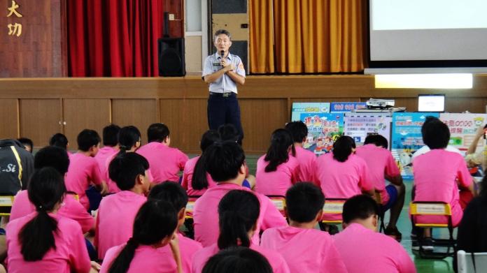 警走入校園宣導交通安全3