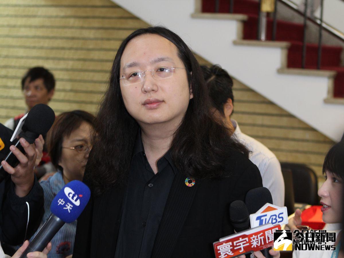 行政院政委唐鳳的胞弟唐宗浩，遭控4度強吻4歲女童，對此，唐鳳28日赴立法院備詢前受訪時表示，「這樣的情況我確實是滿訝異的。」（圖/記者葉滕騏攝,2018.9.28）