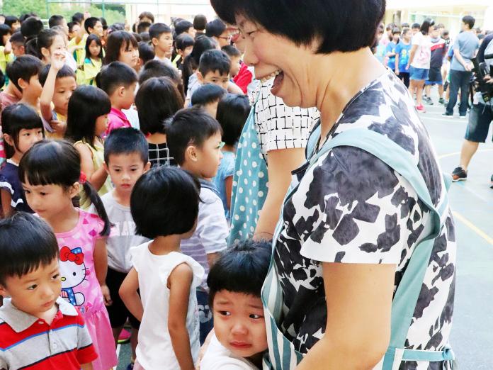 ▲活動中有幼幼班的學生含淚擁抱老師，場面熱鬧又溫馨。（圖／高市教育局提供）