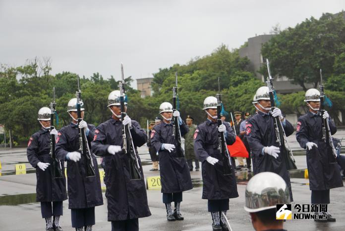 ▲107年國慶預演，國防部示範樂隊暨三軍儀隊花式操槍表演。（圖／記者呂炯昌攝, 2018.9.28）