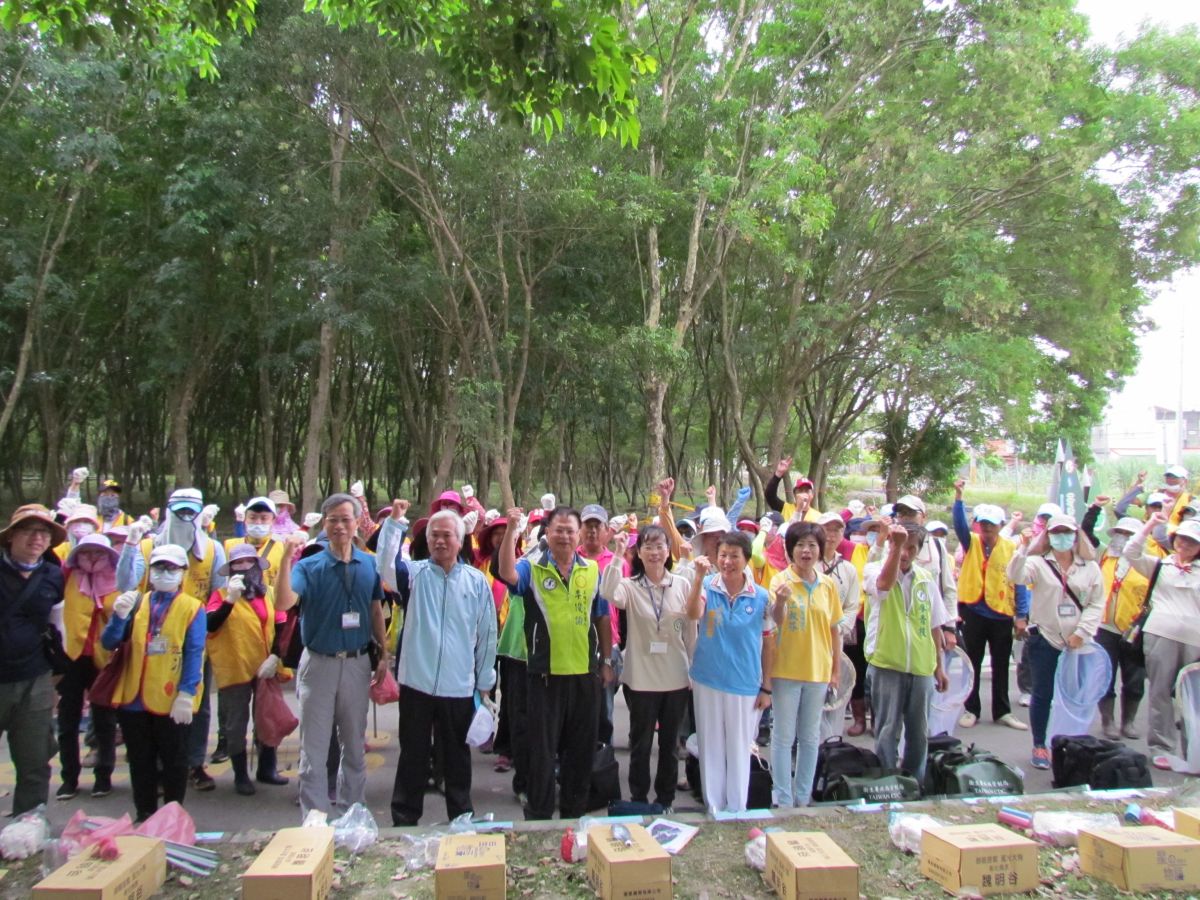 ▲彰化本土登革熱疫情延燒，衛生局發動社區志工參與，組成百人孳生源清除導師團，地毯式搜索清除孳生源。（圖／記者陳雅芳攝，2018.09.28)