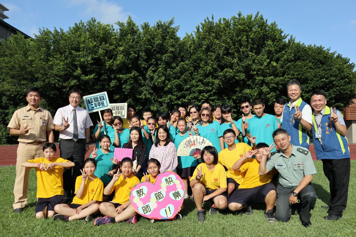 ▲教師節，員林家商辦理品德教育暨教師節敬師活動，員林市公所美式雙耳鍋致贈給教師，向教師道聲教師節快樂。（圖／記者陳雅芳攝，2018.09.28)