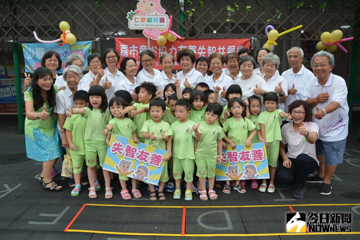 ▲重返校園的老長輩，快樂的與孩童們一起合照。（圖／記者郭政隆攝影2018.09.28）