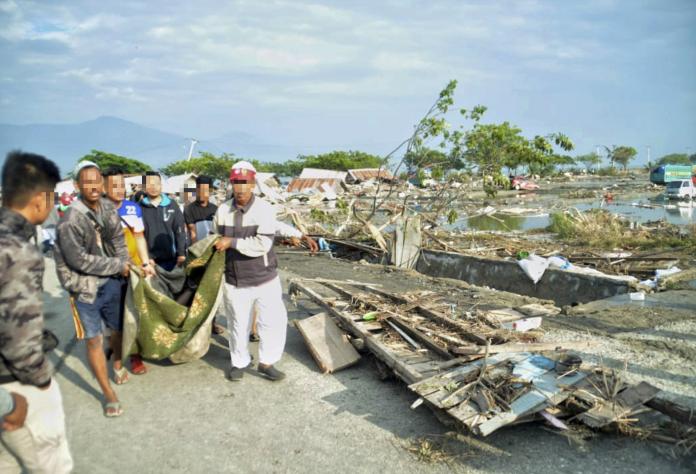 印尼強震掀海嘯！海灘上「遍地遺體」　至少30人死

