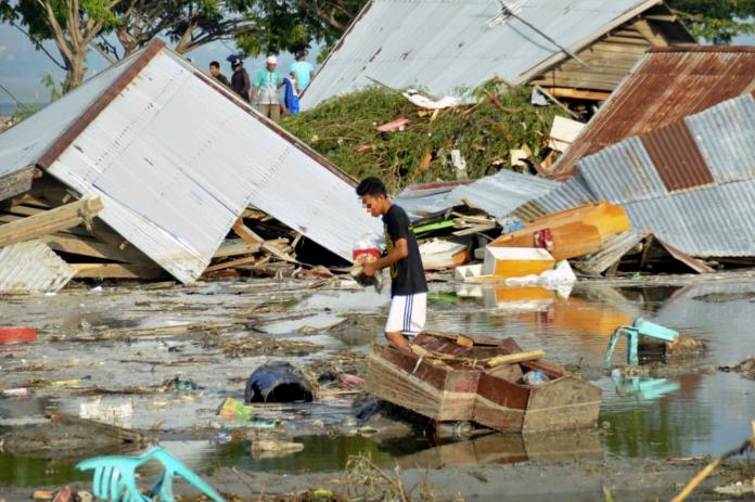 ▲印尼蘇拉威西島發生規模 7.5 強震，引發海嘯，目前已有 384 人死亡。（圖／達志影像／美聯社）
