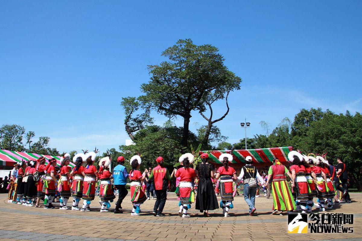 ▲屏東都市原住民聯合豐年祭，民眾手牽著手一同歡跳圍舞。（圖／記者陳宗傑翻攝,2018,09,29）