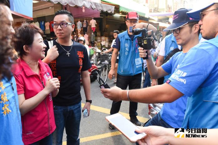 台中市長候選人盧秀燕向上市長拜票，蔣萬安客串幕僚直播助攻（圖／柳榮俊攝，2018.9.29)