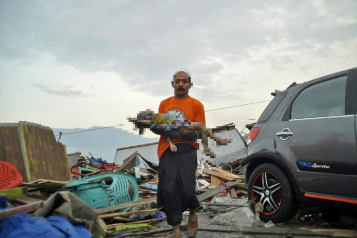 ▲印尼蘇拉威西島發生規模 7.5 強震，引發海嘯，目前已有 384 人死亡。（圖／達志影像／美聯社）