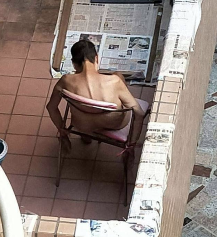 ▲有網友 po 出照片，表示老婦人洗澡後，疑似被綁在椅子上「自動晾乾」。（圖／翻攝自爆廢公社）