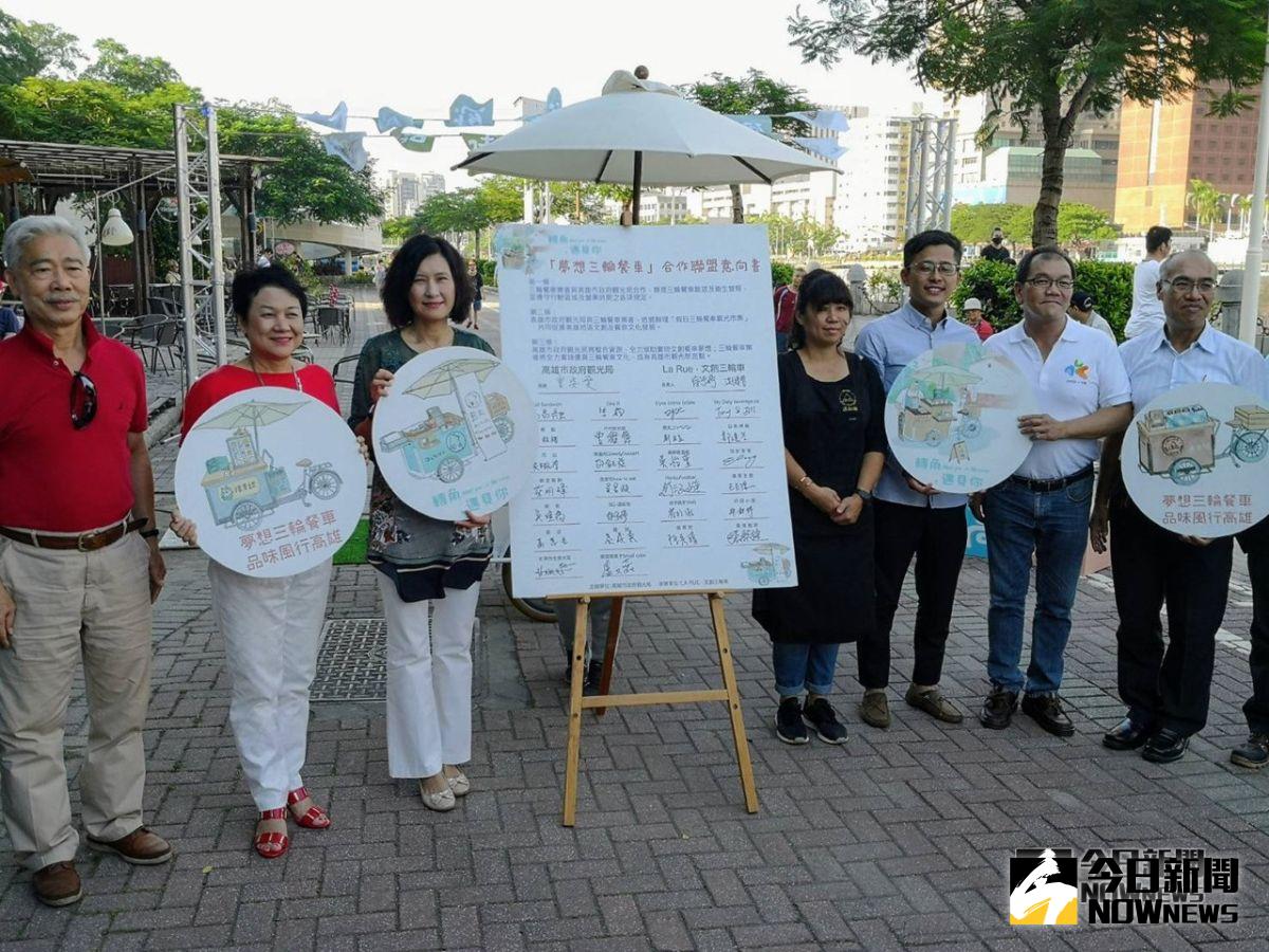 ▲ 高市觀光局長曾姿雯代表與26家三輪餐車業者成立夢想合作聯盟。（圖／記者許高祥攝，2018.09.29）