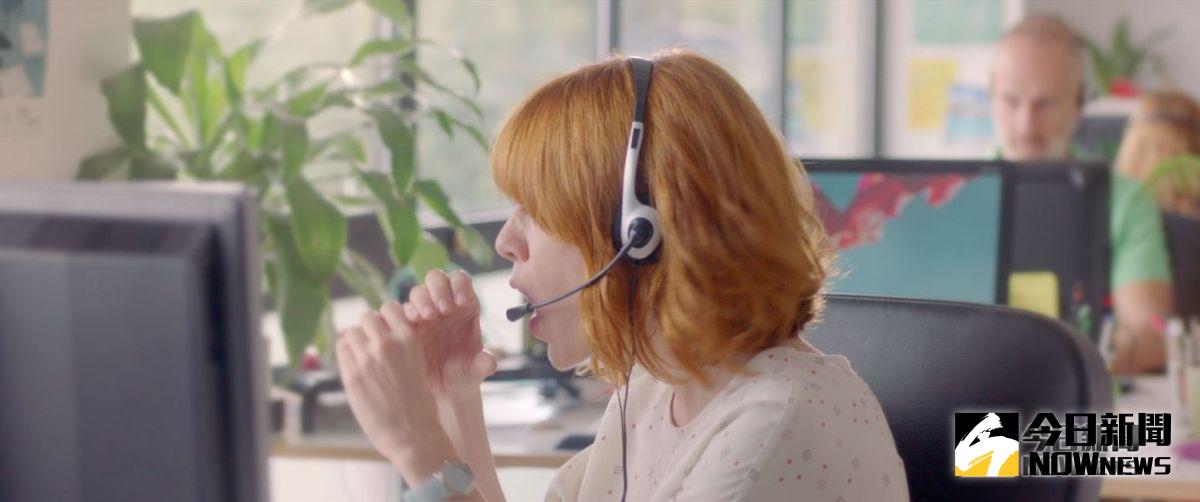 ▲紅髮女孩為聾啞男孩提供「電話性愛」服務。（圖／前景，2018.09.29）