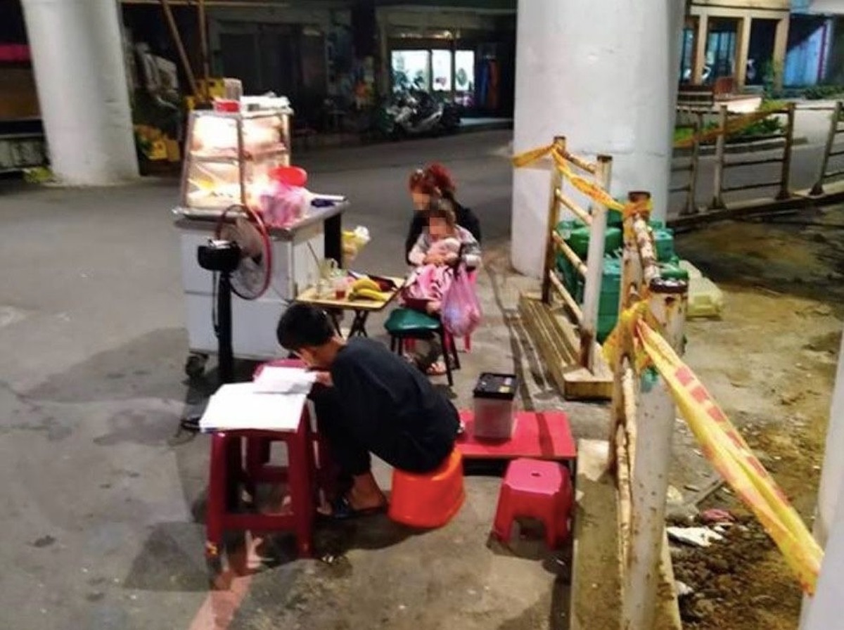 ▲近來網路上流傳一張「母子 3 人」的合照，令許多網友看了十分感動。（圖／翻攝自臉書）