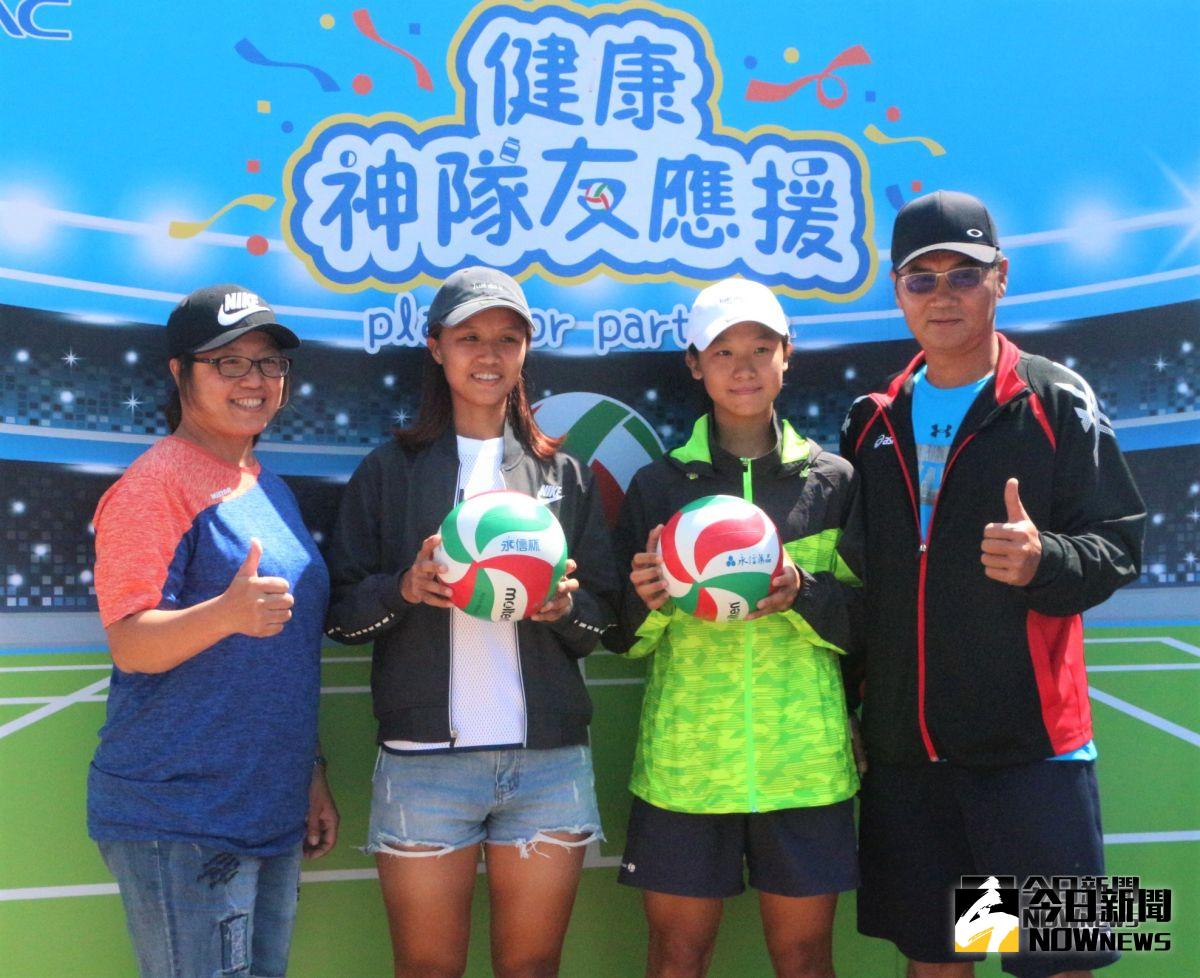 ▲亞運滑輪溜冰金牌李孟竹（左二）和家人。（圖／記者鍾東穎攝,20180930）