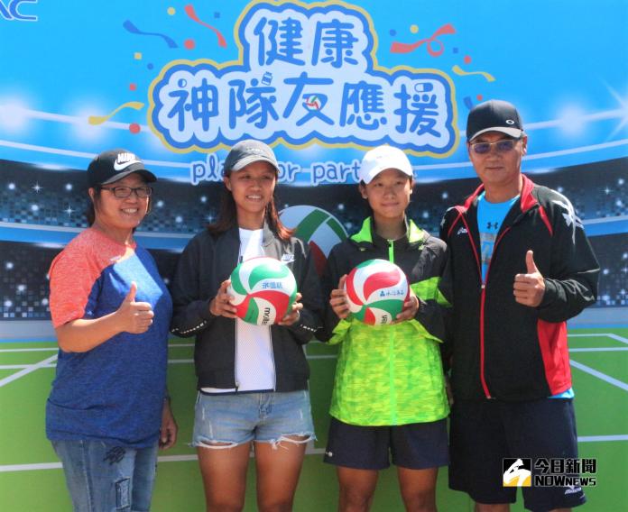 ▲亞運滑輪溜冰金牌李孟竹（左二）和家人。（圖／記者鍾東穎攝,20180930）