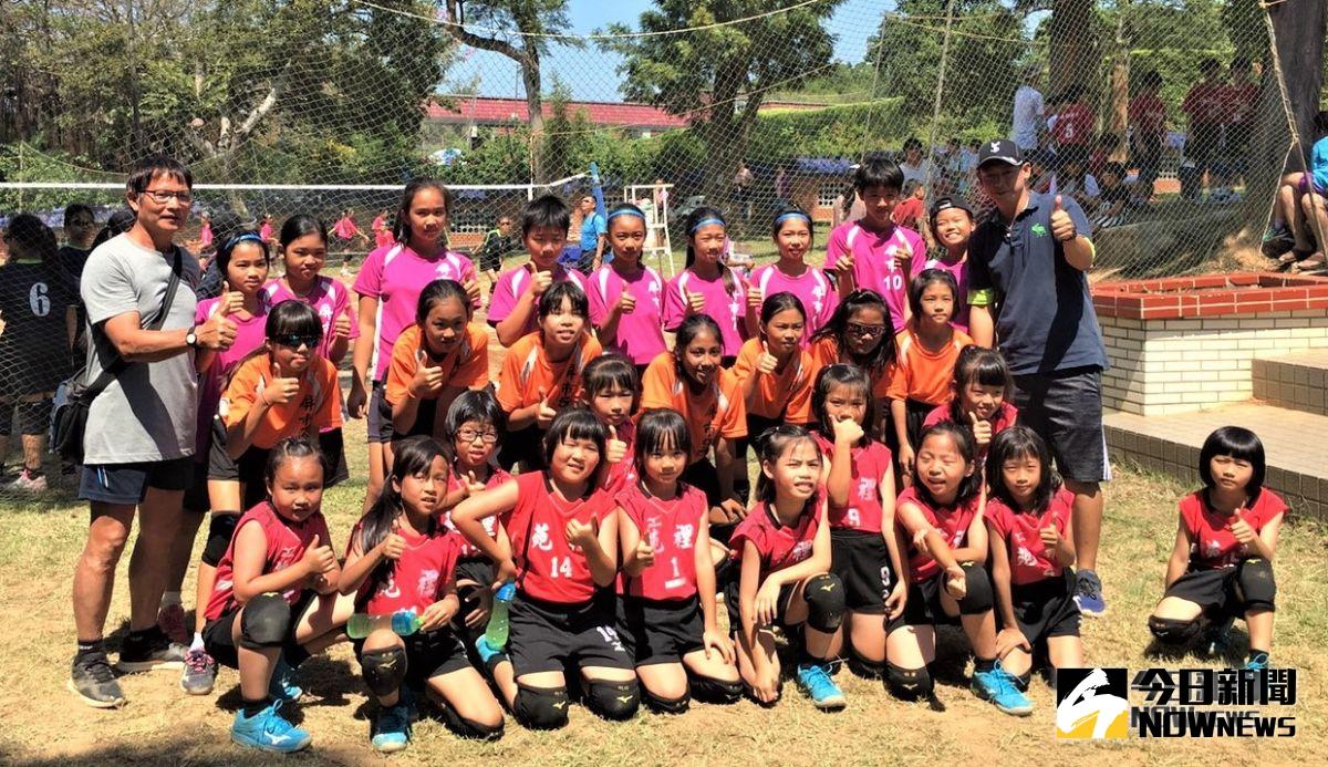 ▲苗栗縣苑裡國小女排(前二排)賽後和對手合照，苑小教練陳錦錝(左)。（圖／鍾東穎攝, 2018.09.30）