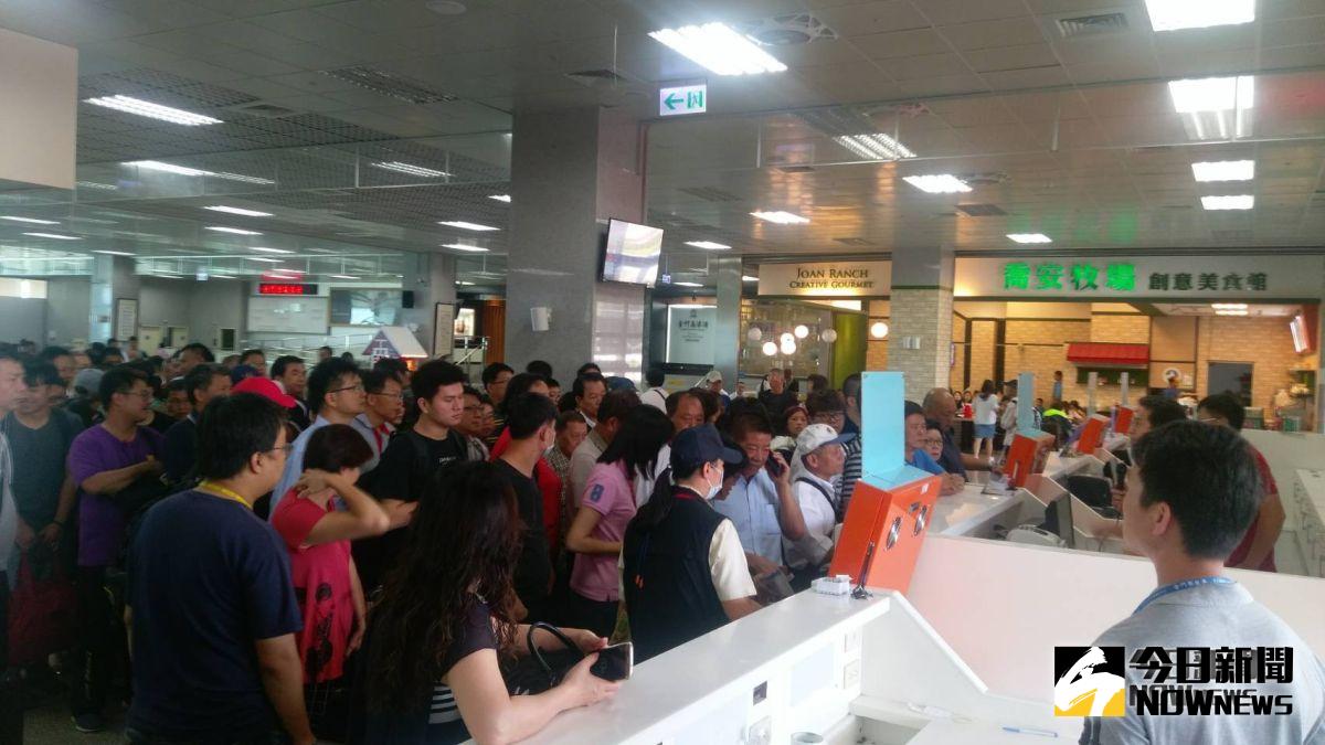 ▲受到楊柳颱風影響，今（14）日上午尚無航班航行，有上百名旅客在機場等待候補。（資料照／金門縣府）