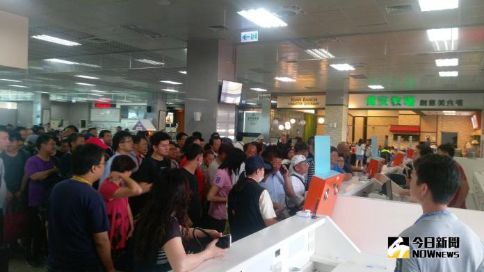 楊柳颱風遠離！上百名旅客擠爆金門機場等待候補　午後將啟動疏運