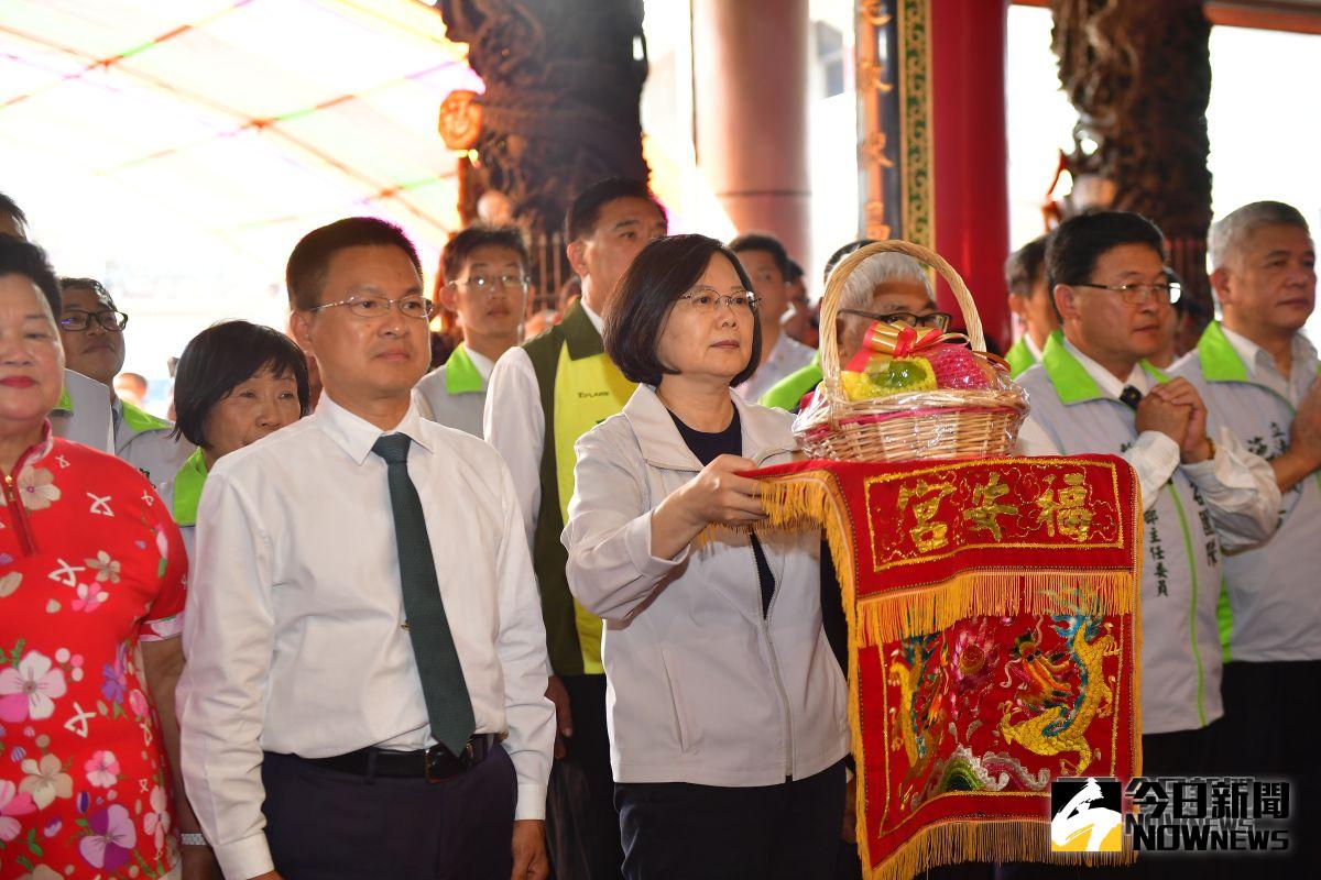 ▲總統蔡英文來到有160年歷史的伸港福安宮參拜，在上香獻果後，發表對伸港鄉建設的談話，並呼籲伸港鄉親這次也要大力支持「對，就做」的魏明谷。（圖／記者陳雅芳攝，2018.09.30)