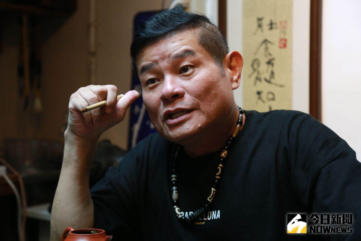 ▲資深藝人許效舜有意參選基隆市長，今（6）日到基隆奠濟宮發放春聯，被外界解讀為參選的起手式，許效舜也表示，不排斥與任何政黨合作。對此，曾角逐兩次基隆市長的民眾黨秘書長謝立功說，目前離選舉還有一段時間，「兄弟登山，各自努力」，未來也不排除與許合作，至於是否可能親自出征參選，謝立功則表示，他現在是抬轎的人，不用再考慮他。（圖/NOWnews資料照）