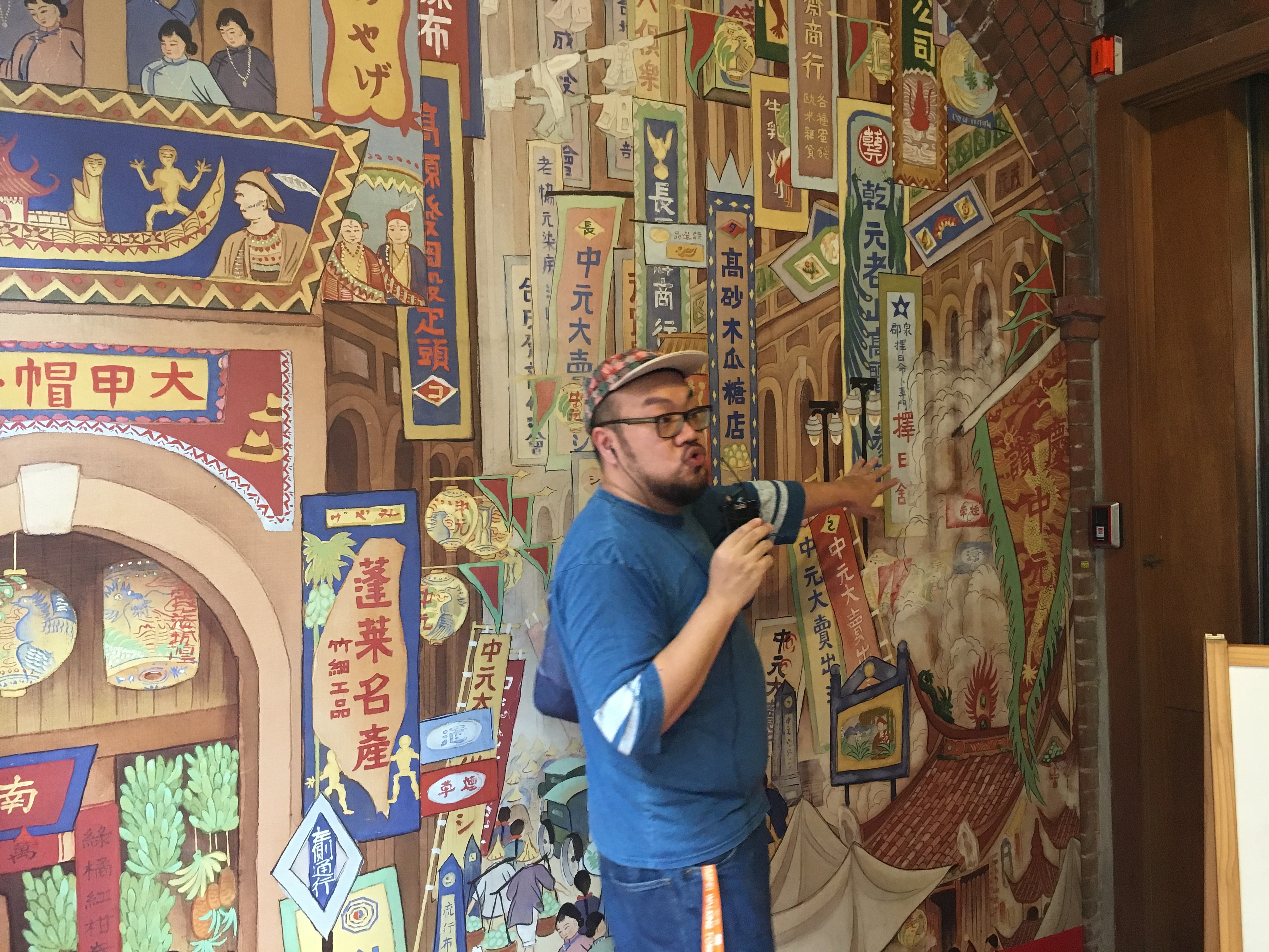 導演葉天倫站在郭雪湖老師的畫作《南街殷賑》前，為大家說明大稻埕給予他創作《雙城故事》的靈感（圖／林書竹攝）
