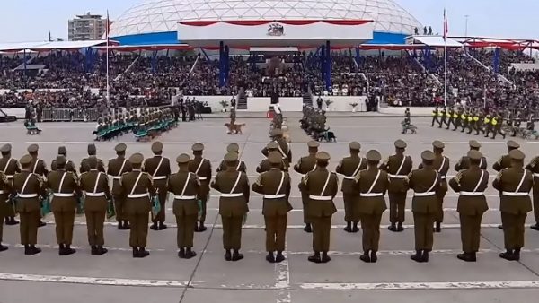 智利日前舉辦了閱兵大典，場上站滿了英氣颯颯的軍人們。