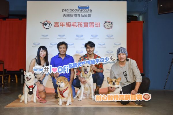 （由左至右）寵物部落客柴犬錢哥、楊靜宇醫師、郭彥甫，及柯基犬のCoffee Time合影，呼籲飼主好好照顧高齡寵物