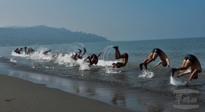 ▲ 兩棲偵搜專長班147期學員22日上午在桃子園海灘實施搶背訓練。（海軍陸戰隊提供）