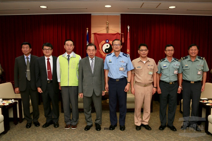 ▲ 軍友社理事長李棟樑與國防大學校長吳萬教上將及重要幹部合影。（軍聞社記者周力行攝）