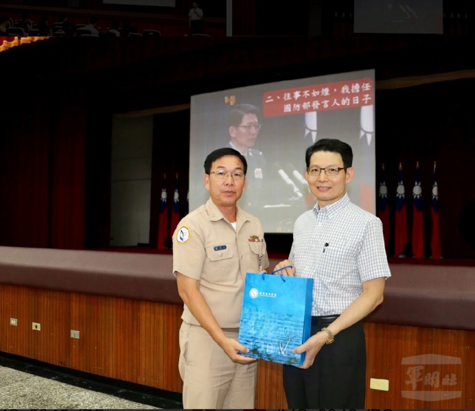 ▲ 海軍技術學校校長黃少將26日感謝安得烈執行長羅紹和蒞校實施專題講演。（海軍技術學校提供）