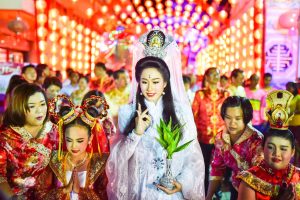 泰國「觀音娘」參加拜月祈福儀式。（圖／印尼國際日報）