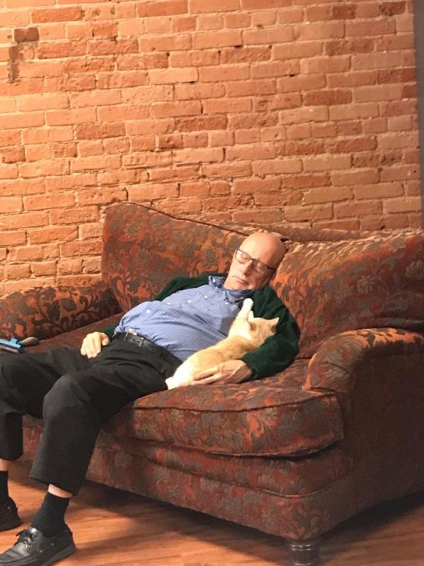 但他畢竟年紀大了，常常不小心就和貓咪抱在一起睡著。工作人員表示他們一點都不介意，反而很高興貓咪們能享受人類的懷抱，因為這是收容所裡的貓咪最缺乏的。