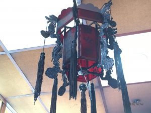 廟內宮燈可清楚看到「光華商場」與「聖安宮」的字樣。（圖／記者黃彥昇攝）