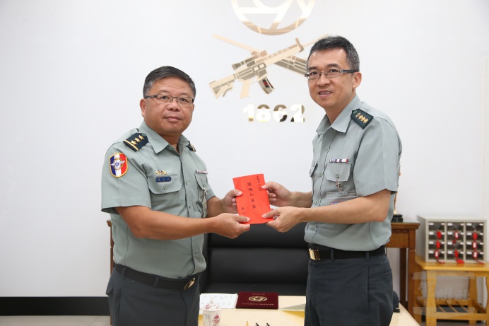 ▲ 國防部副部長張冠群上將21日慰勉軍備局第205廠，提前向同仁賀秋節。（軍聞社記者李一豪攝）