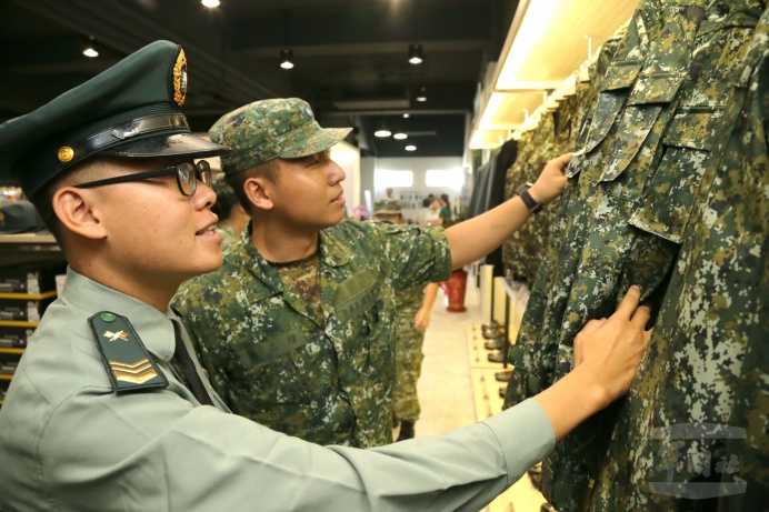 ▲ 陸軍第六軍團官兵在龍岡服裝供售站，挑選適合個人的軍服。（軍聞社記者李忠軒攝）