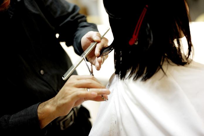 ▲近來 100 元快速理髮店越來越多，許多人擔心「價格便宜是否相對技術差？」沒想到有網友一語道破中肯事實。（圖／取自pixabay ）