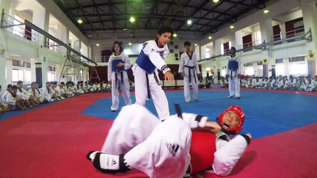 ▲浩角翔起所主持的新節目《綜藝新時代》，首播收視開紅盤。（圖／民視提供，2018.10.01）